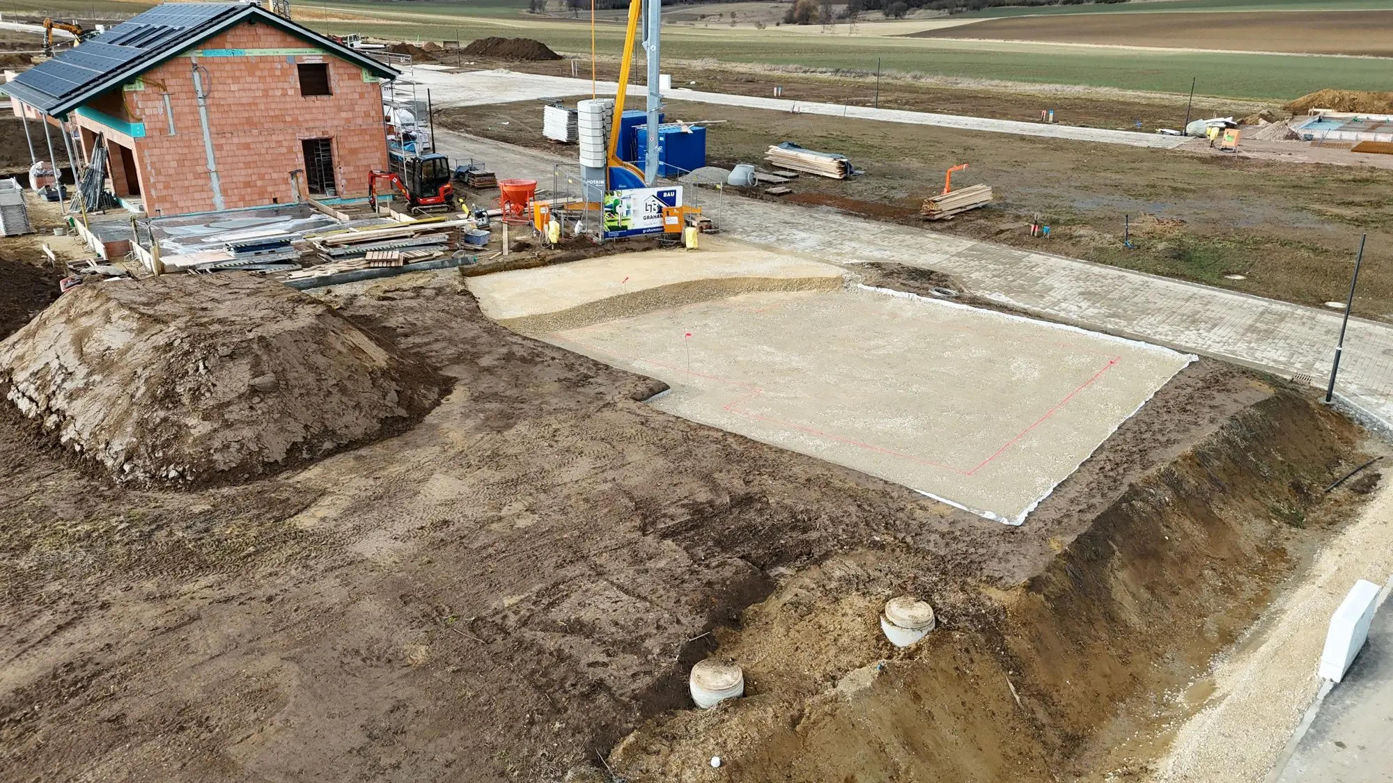 Baugrube mit Aushubmaterial