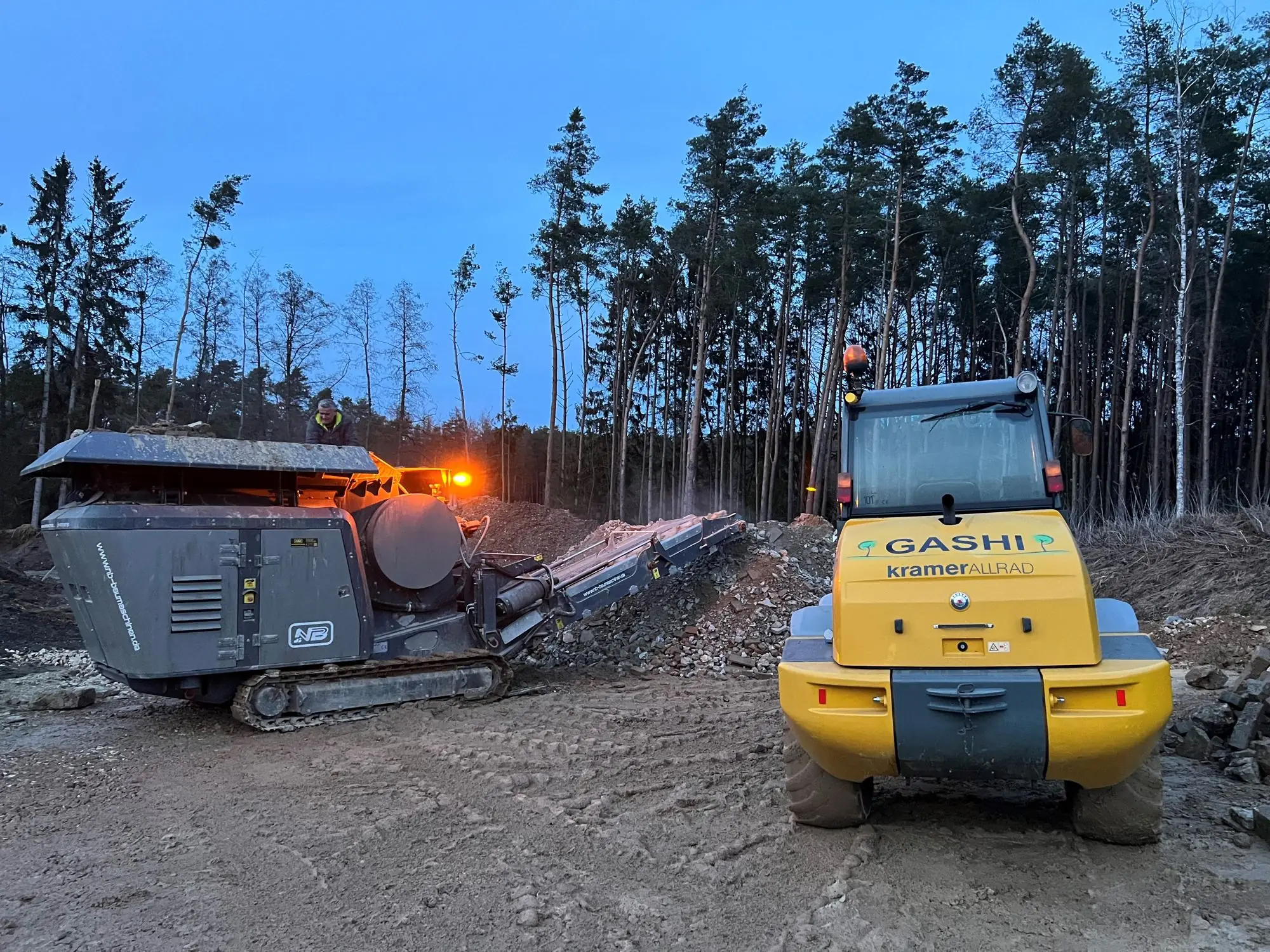 Radlader und mobile Brechanlage – Abbruch & Recycling · Abensberg und Umgebung