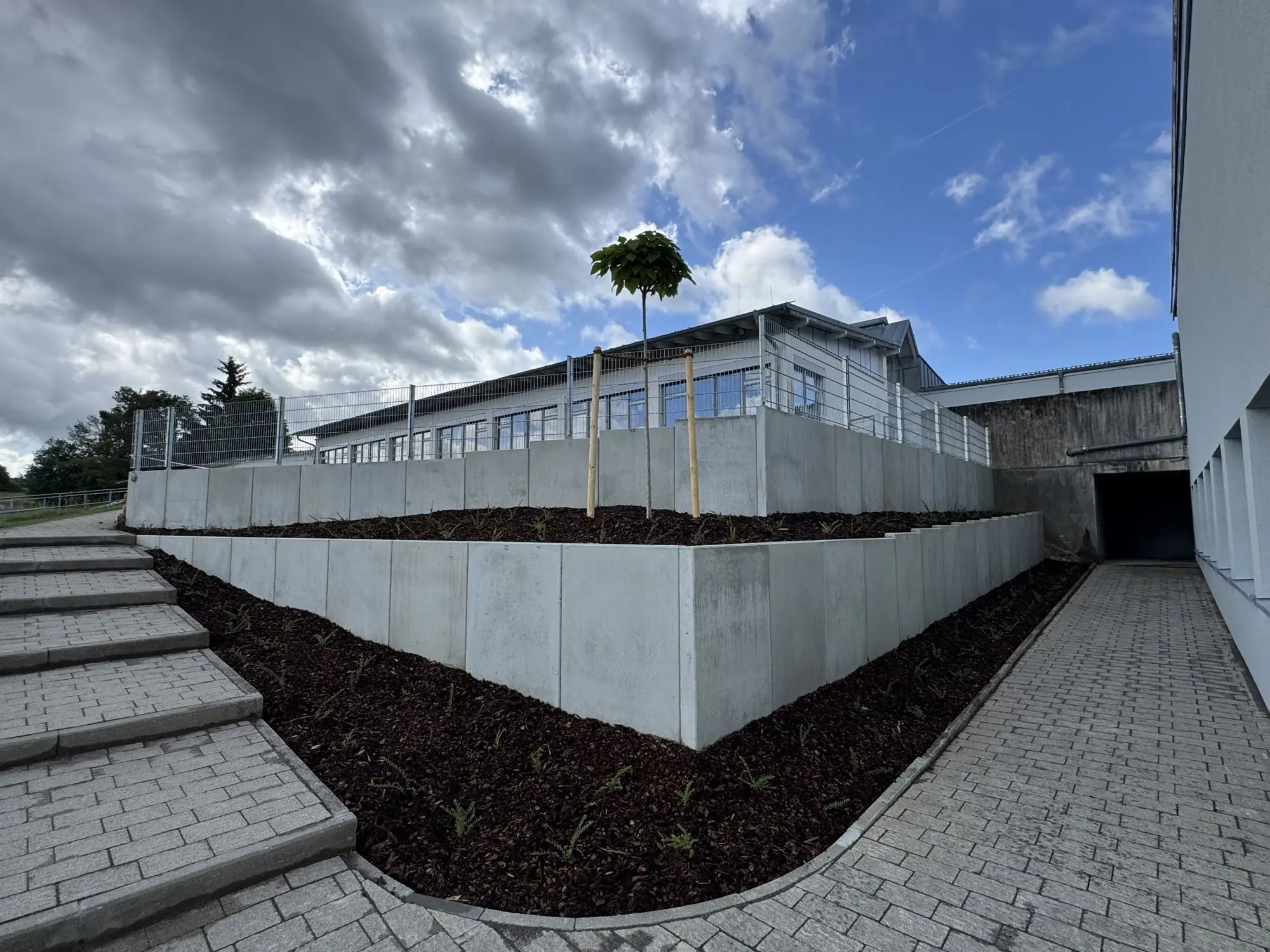 Gesamtschule Altmannstein: Stützmauer mit Pflanzflächen