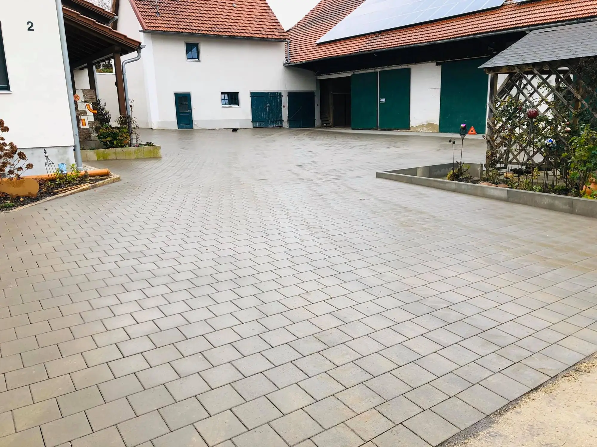 Hofpflaster an einem Bauernhof – Neubauanlagen · Abensberg und Umgebung