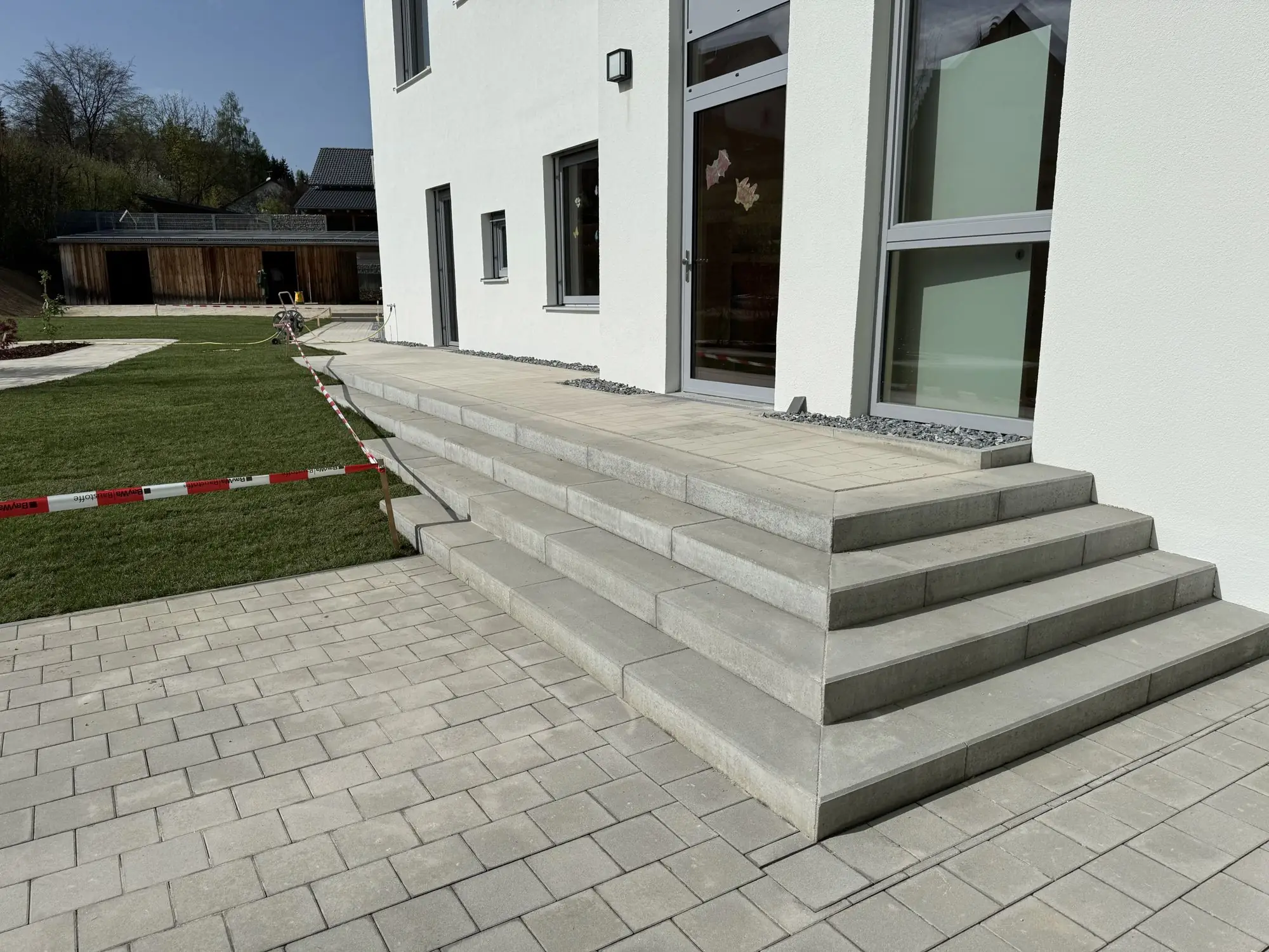 Kindergarten Sandersdorf – Treppe am Gebäude – Öffentliche Projekte · Sandersdorf