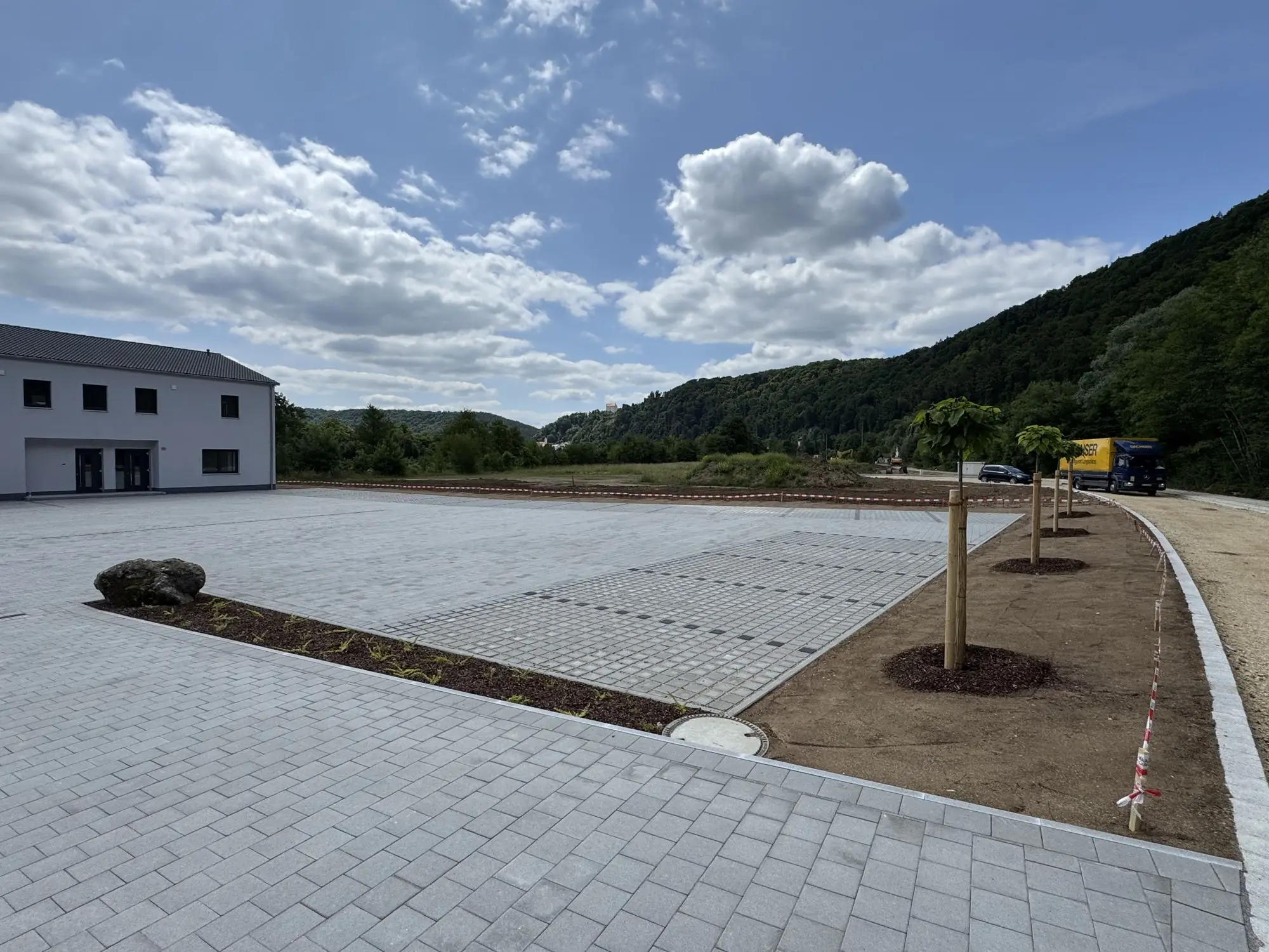 Gepflasterte Parkfläche mit Baumscheiben – Neubauanlagen · Abensberg und Umgebung