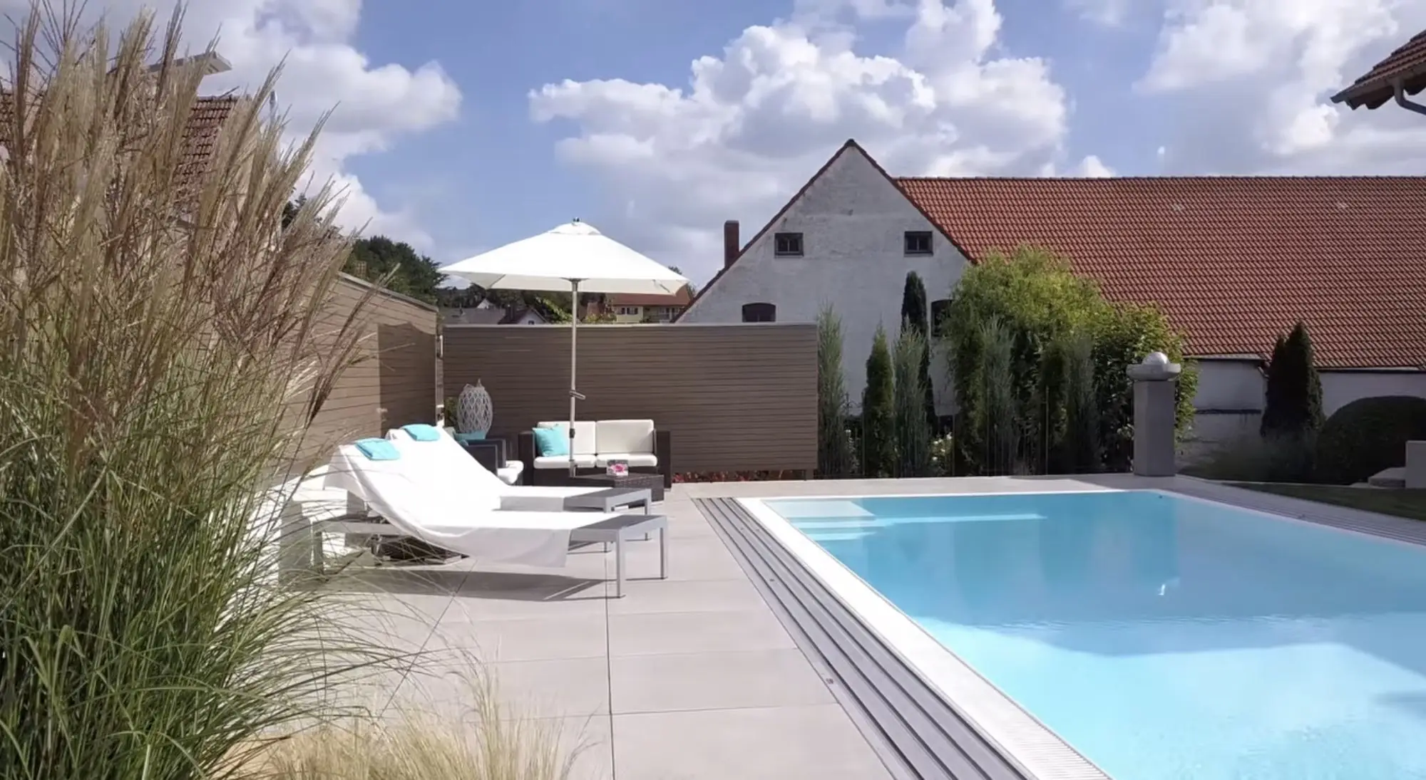 Pool mit Liegefläche in Kirchdorf – Pool · Kirchdorf