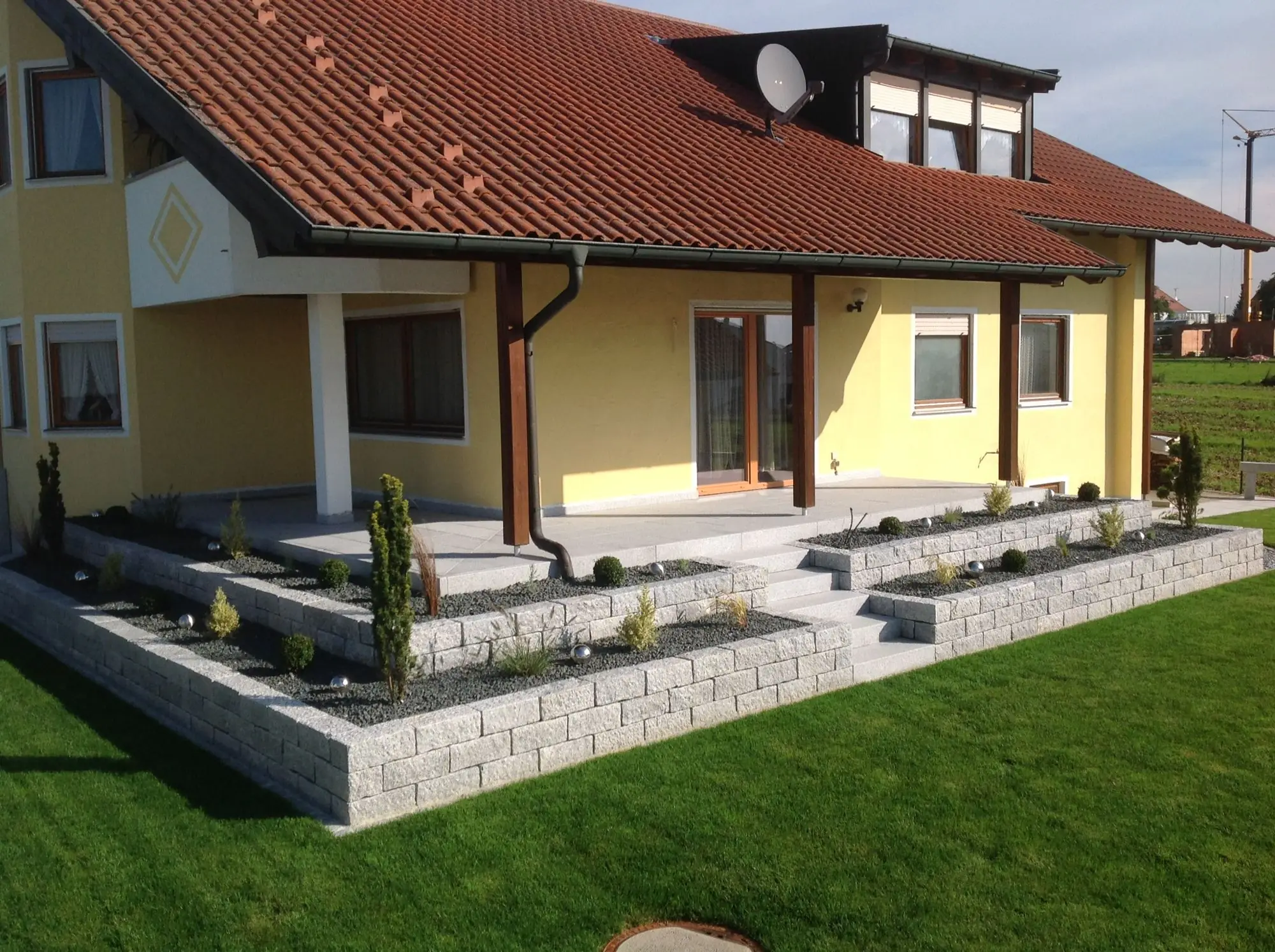 Terrasse mit Trockenmauer – Neubauanlagen · Abensberg und Umgebung