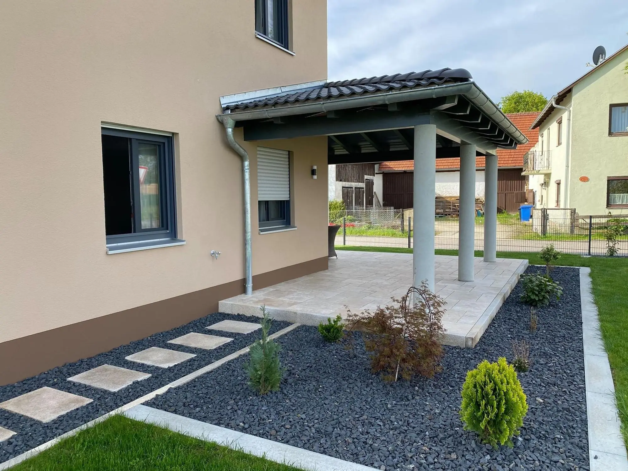 Überdachte Terrasse mit Kiesbeet – Neubauanlagen · Abensberg und Umgebung